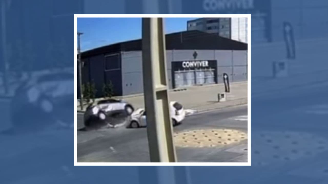 ▶️ Carro capota após batida em rotatória