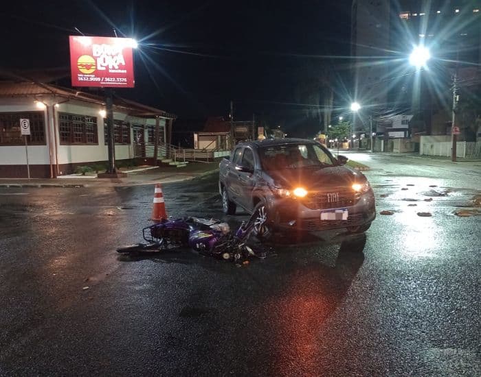 Motociclista é hospitalizado após colisão na Avenida Pedro Zapelini