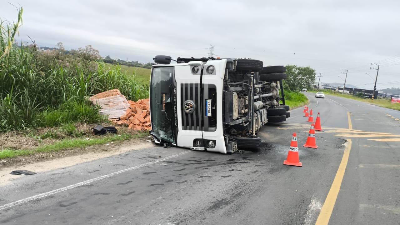Caminhão com quatro pessoas tomba na Avenida Patrício Lima
