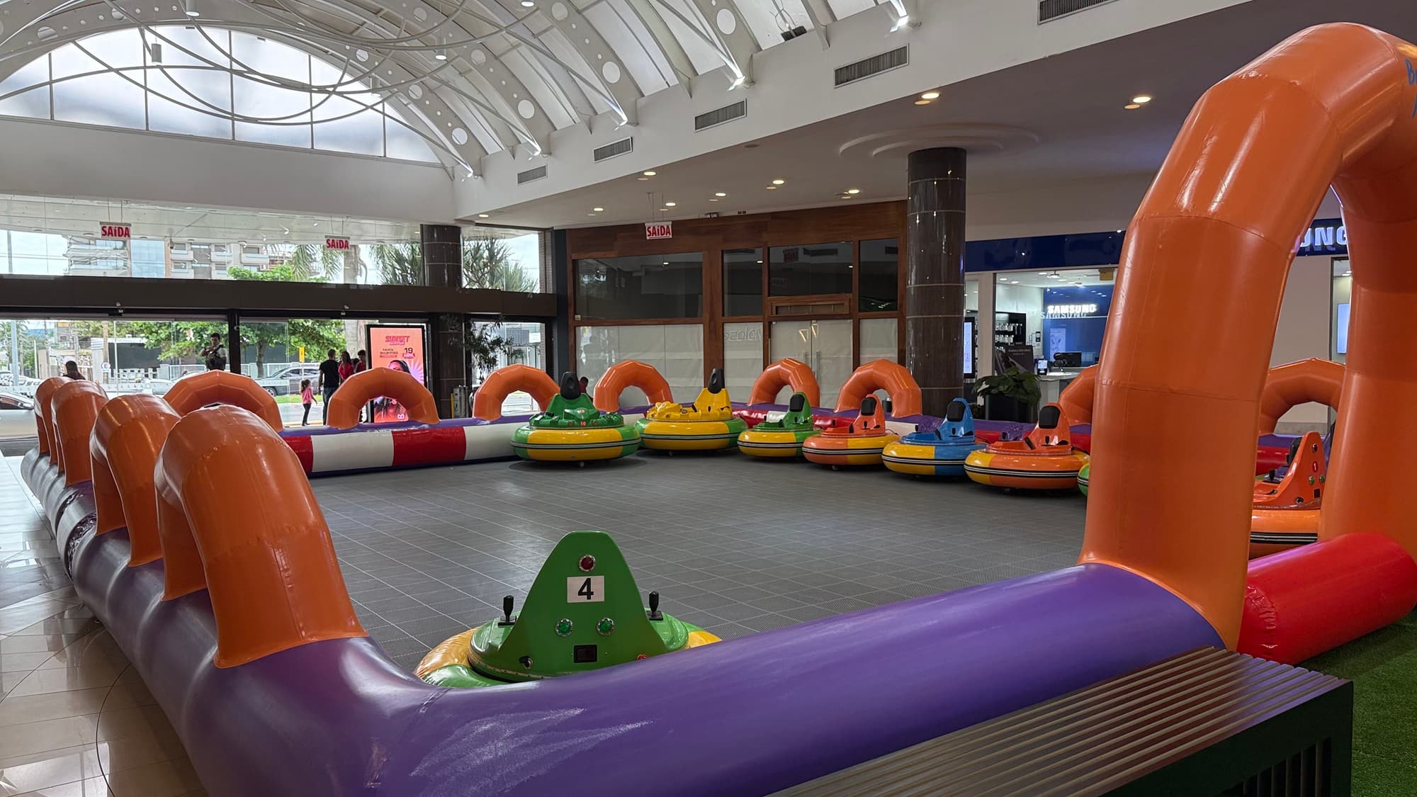 Farol Shopping celebra a Páscoa com loja de chocolates e carrinhos bate-bate