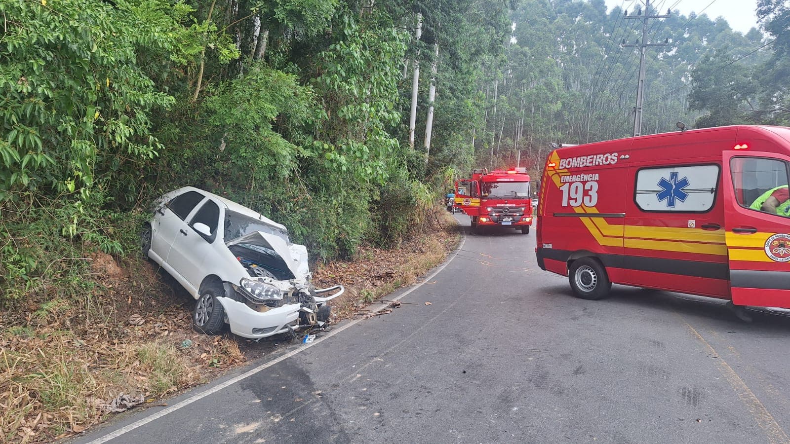 Motorista fica preso às ferragens após carro bater contra caminhão