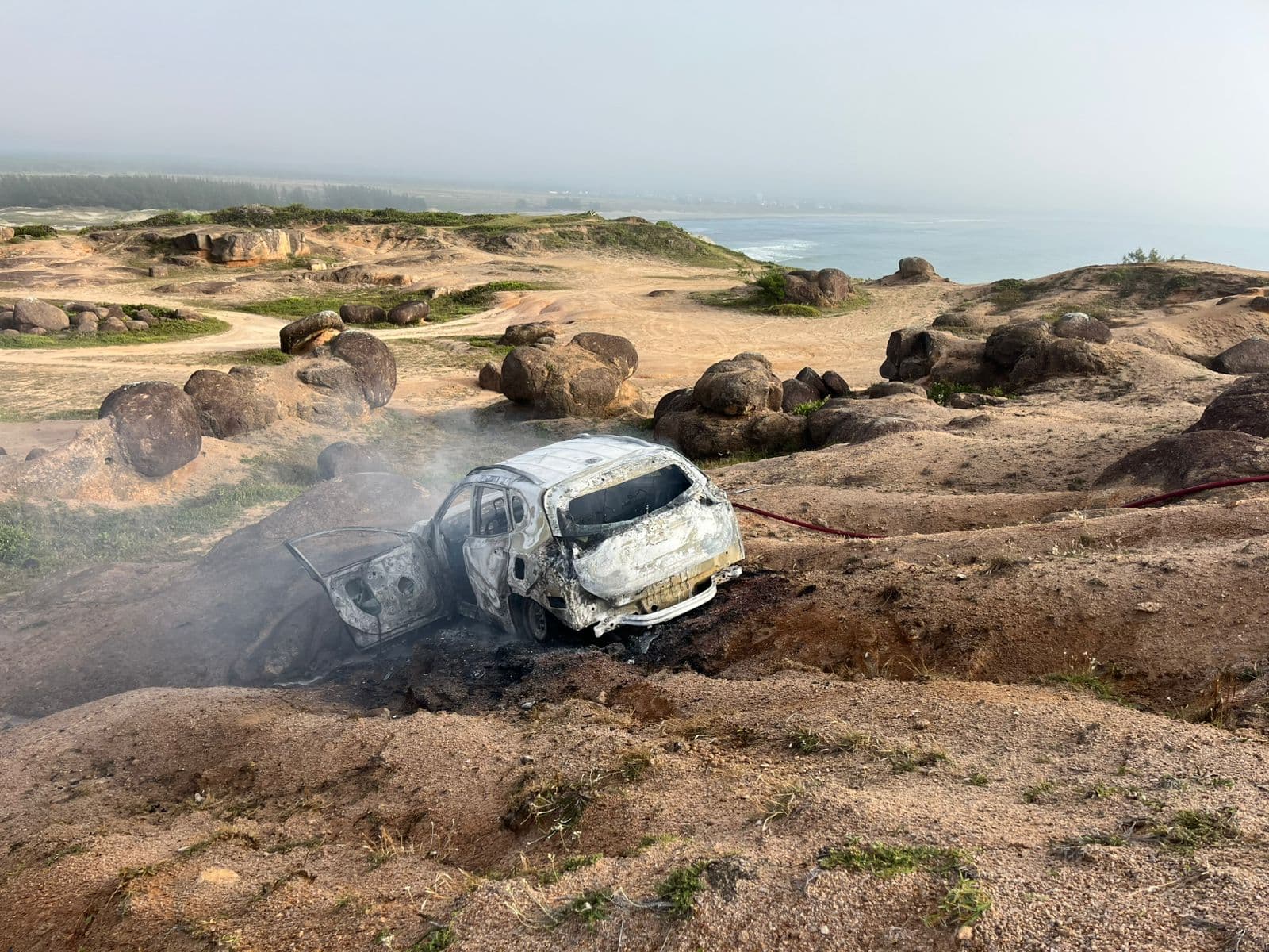 Corpo carbonizado é encontrado dentro de carro em chamas na Pedra do Frade