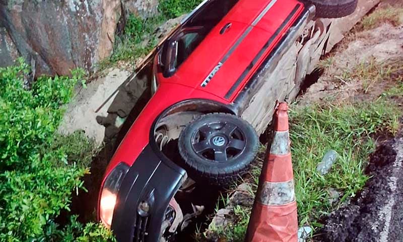 Carro sai da pista nas Curvas do Iró e deixa duas pessoas feridas