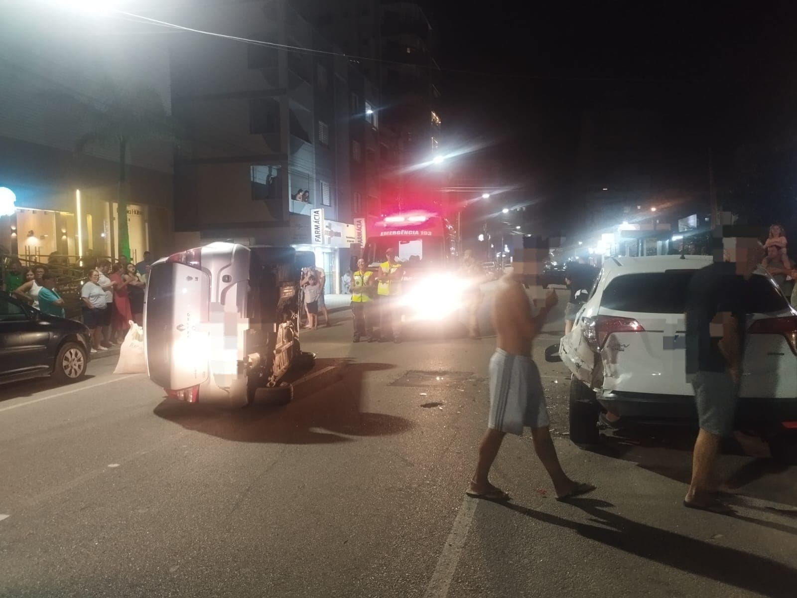 Carro capota após bater em veículo estacionado