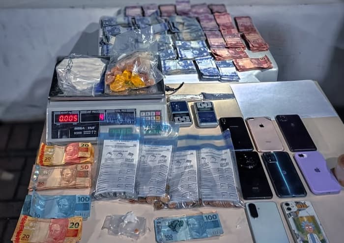 Quatro pessoas são presas com quase um quilo de drogas e R$ 5,2 mil em espécie