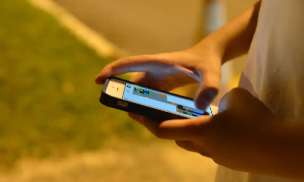 Rolagem infinita está proibida ao público infantil nas redes