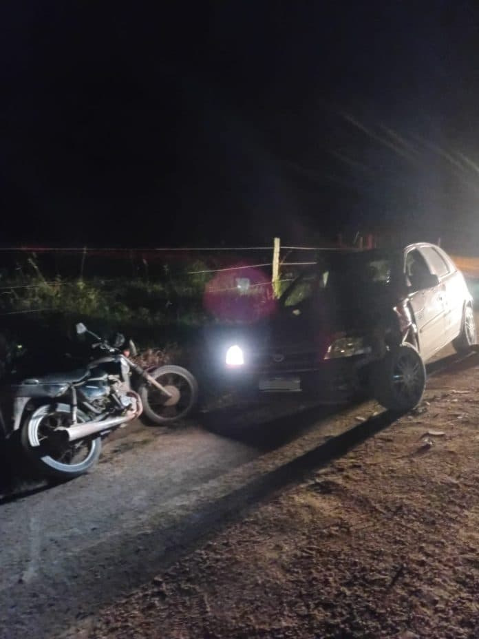 Colisão frontal entre carro e moto deixa motociclista ferido
