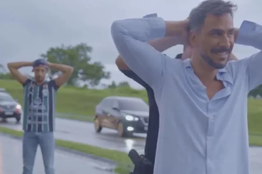 Guardas enquadram ator Julio Rocha durante assalto de mentirinha