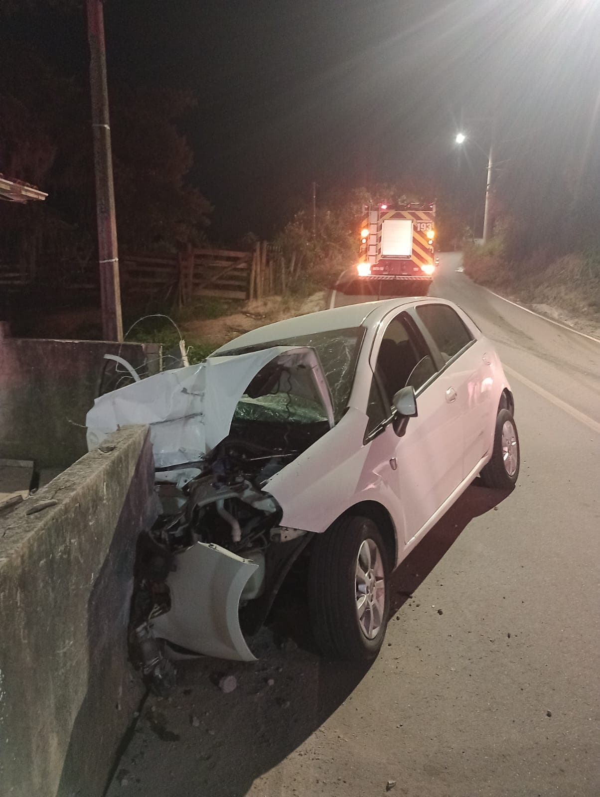 Carro fica sobre muro de residência após acidente no bairro Congonhas