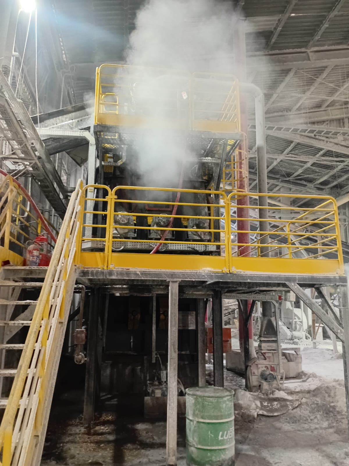 Incêndio atinge esteira e queimador em fábrica de insumos para ração animal