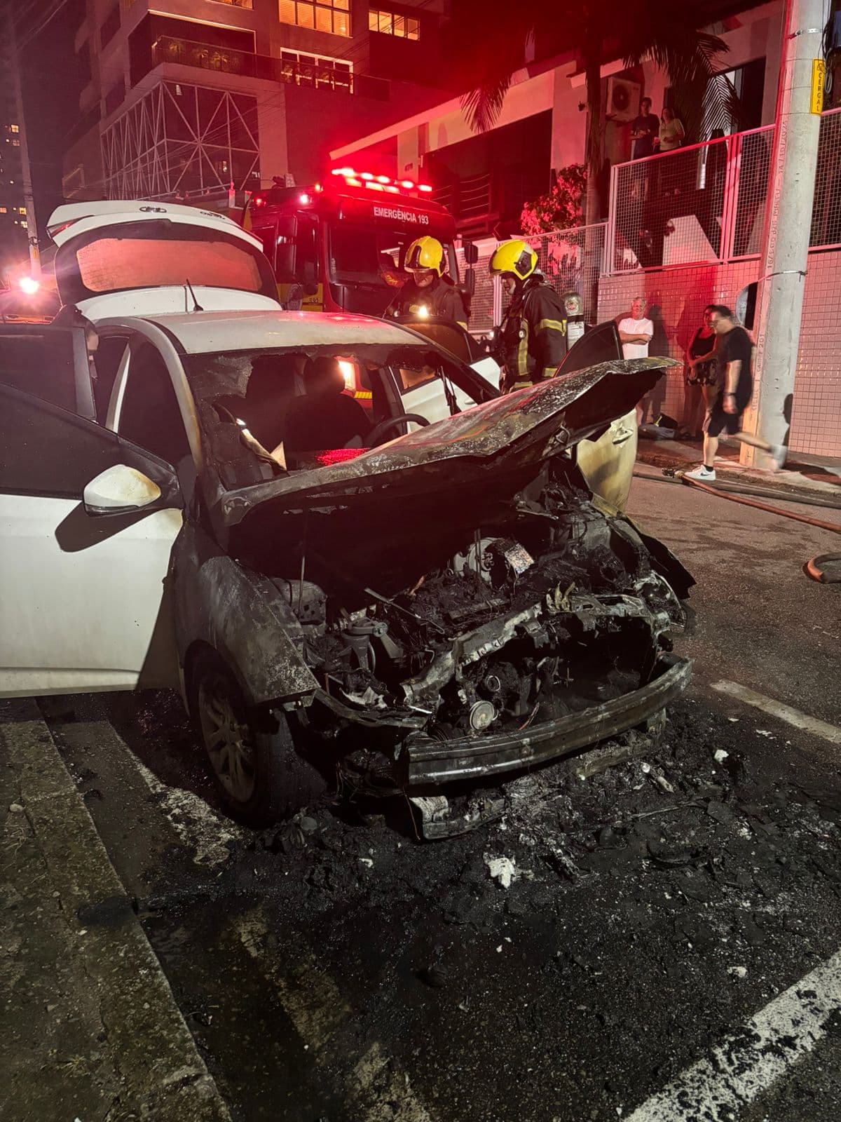 Mulher retira filha de carro antes de veículo ser consumido pelo fogo