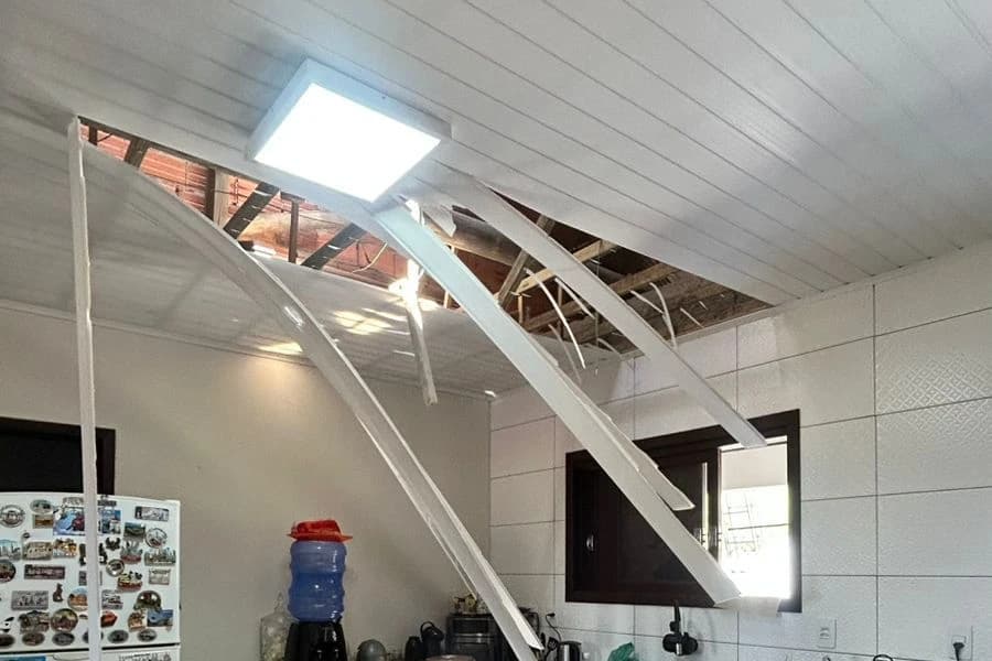 Homem fica ferido após cair de telhado