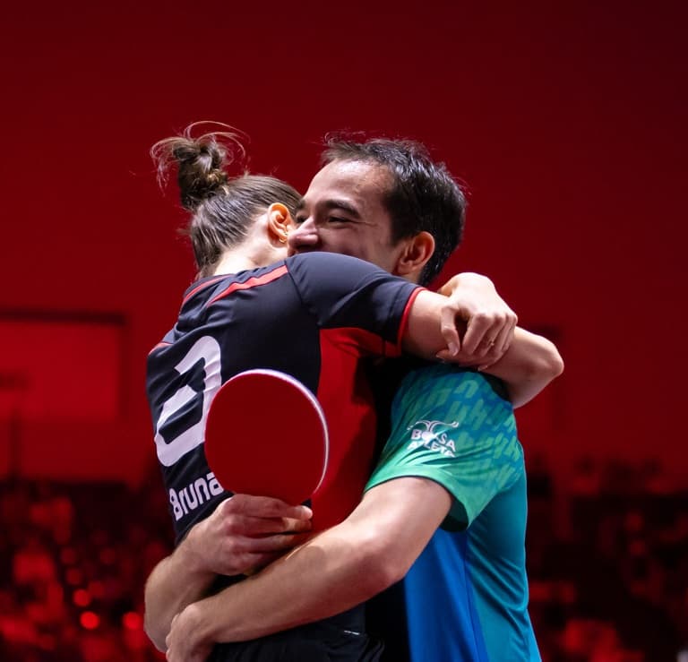 Hugo Calderano e Bruna Takahashi vencem líderes do ranking e conquistam título inédito no tênis de mesa