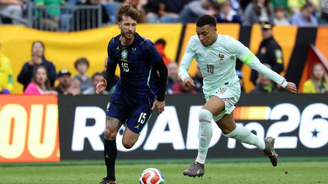 Brasil é derrotado pela França em estreia de Carlo Ancelotti