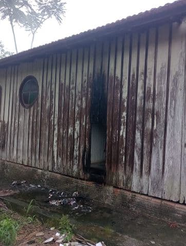 Casa de madeira abandonada sofre princípio de incêndio