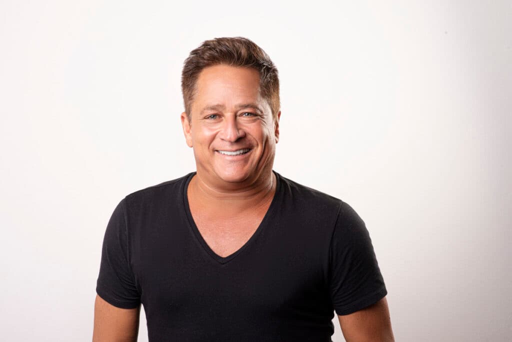 Leonardo se apresenta na região neste sábado (14)