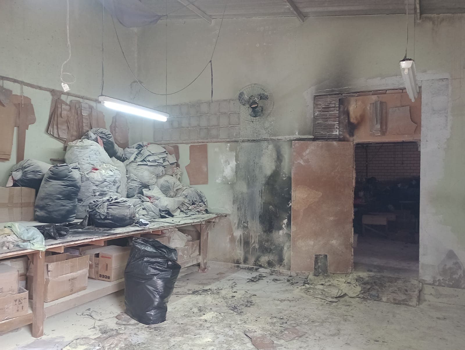 Curto-circuito em ventilador atinge roupas e causa incêndio em malharia