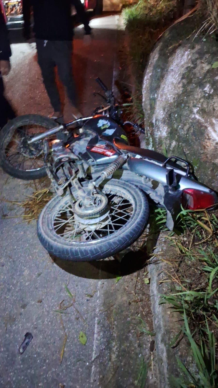 Menor fica ferido após colidir moto contra pedra