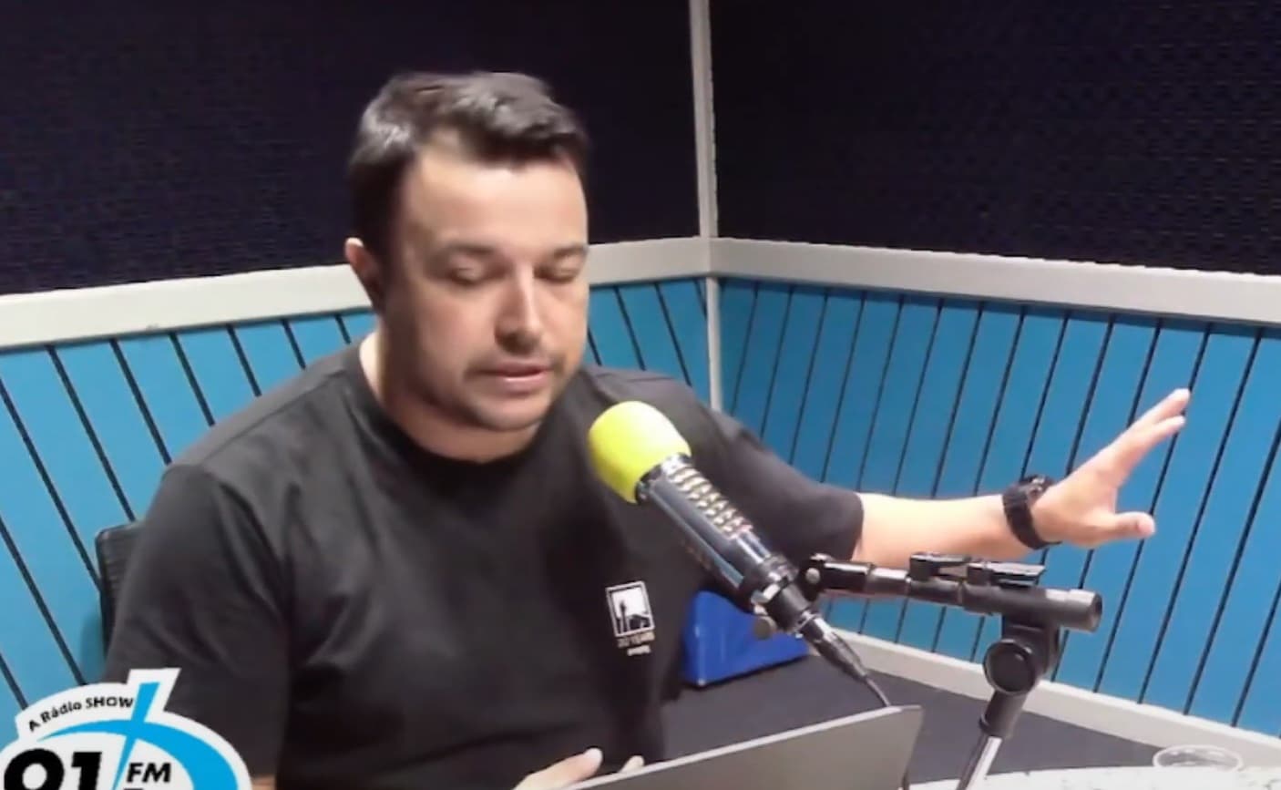 Radialista pede demissão durante programa ao vivo