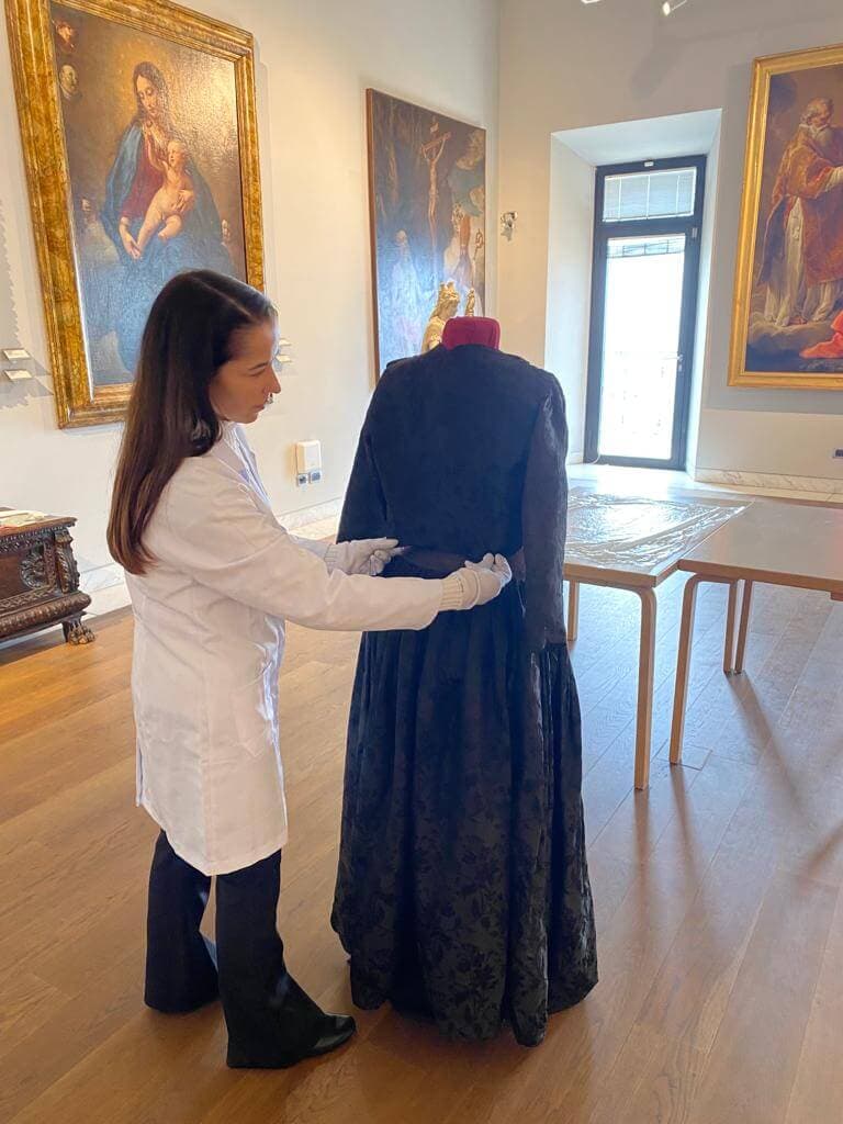 Réplica de traje de Anita Garibaldi é doada a Laguna