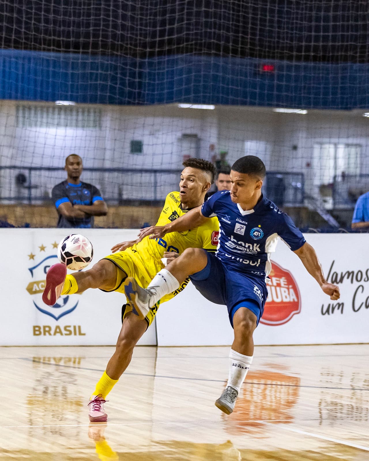 Tubarão Futsal esboça reação, mas perde para o Praia Clube pela Liga Nacional
