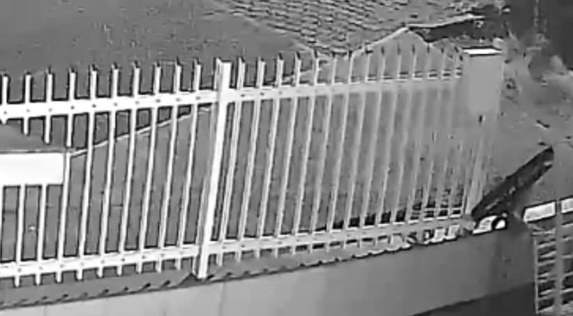 ▶️ Menino perde freio da bicicleta, bate em muro e fica gravemente ferido