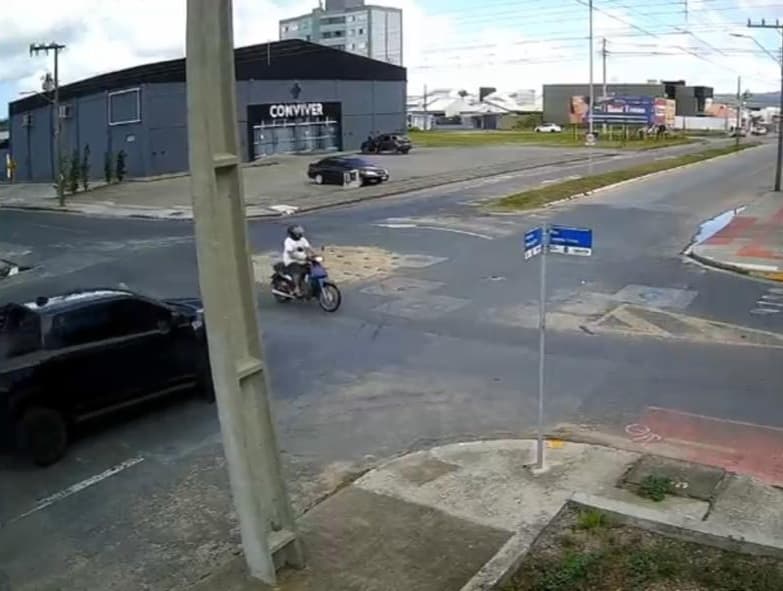 ▶️ Mais um grave acidente é provocado em rotatória da Pedro Zapelini; imagens são fortes