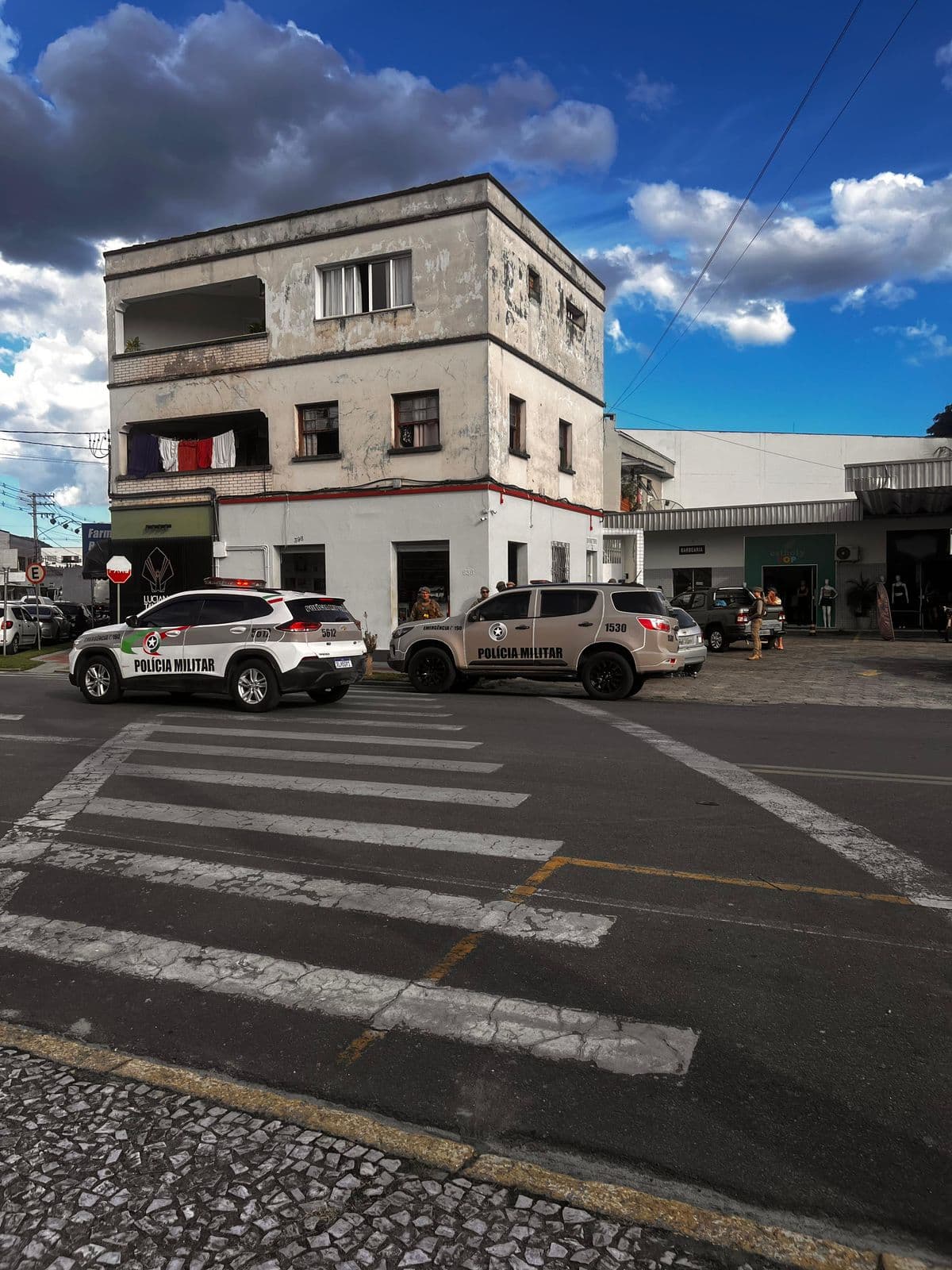 Fiscalização fecha estabelecimento e encontra irregularidades na venda de bebidas