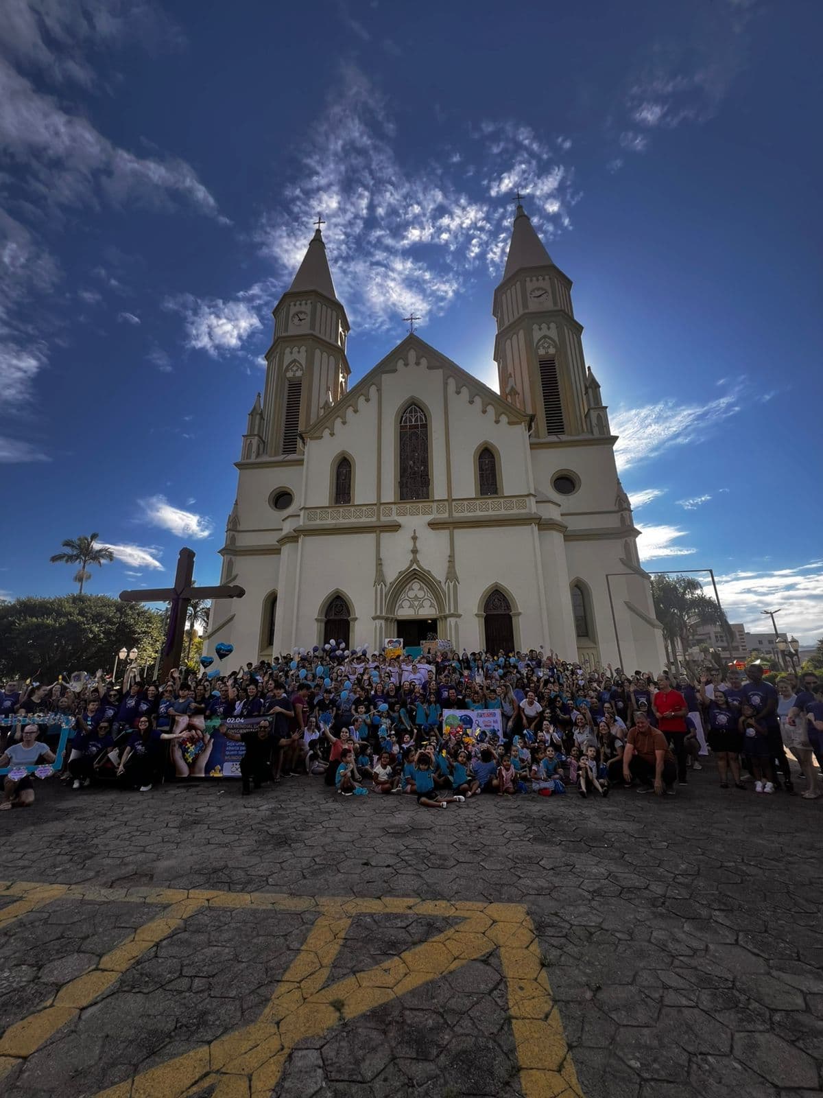 Caminhada reúne multidão e reforça luta por inclusão de pessoas com autismo
