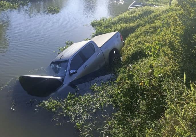 Fuga após furto termina com caminhonete no rio e quatro suspeitos detidos