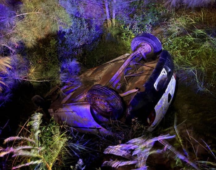 Mulher e criança escapam ilesas após carro capotar em acesso ao Farol de Santa Marta