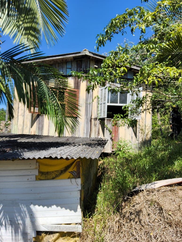 Casa abandonada é alvo de tentativa de incêndio e vizinhos evitam tragédia