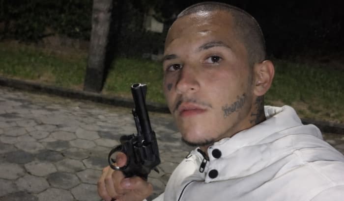 Homem que ostentava armas nas redes sociais morre em confronto com a PM