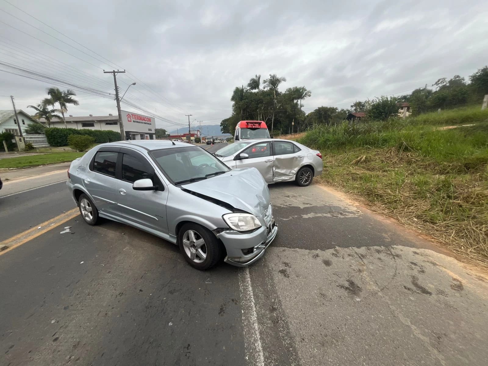 Colisão entre dois carros deixa três feridos na SC-370