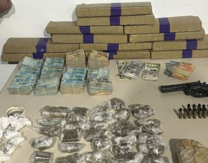 Dupla é presa com R$ 124 mil, arma e mais de 10 quilos de maconha
