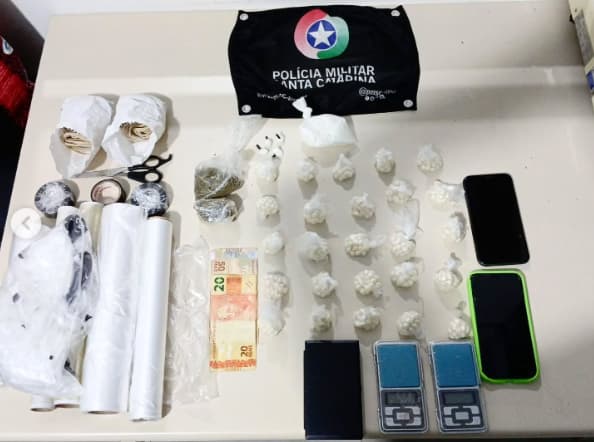 Casa usada para armazenar drogas é descoberta a poucos metros de escola