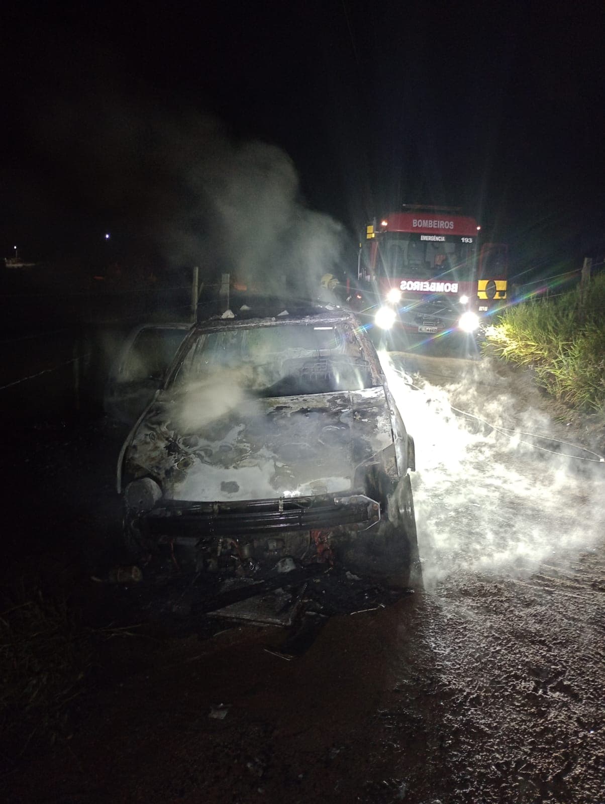 Veículo pega fogo e fica destruído em Capivari de Baixo