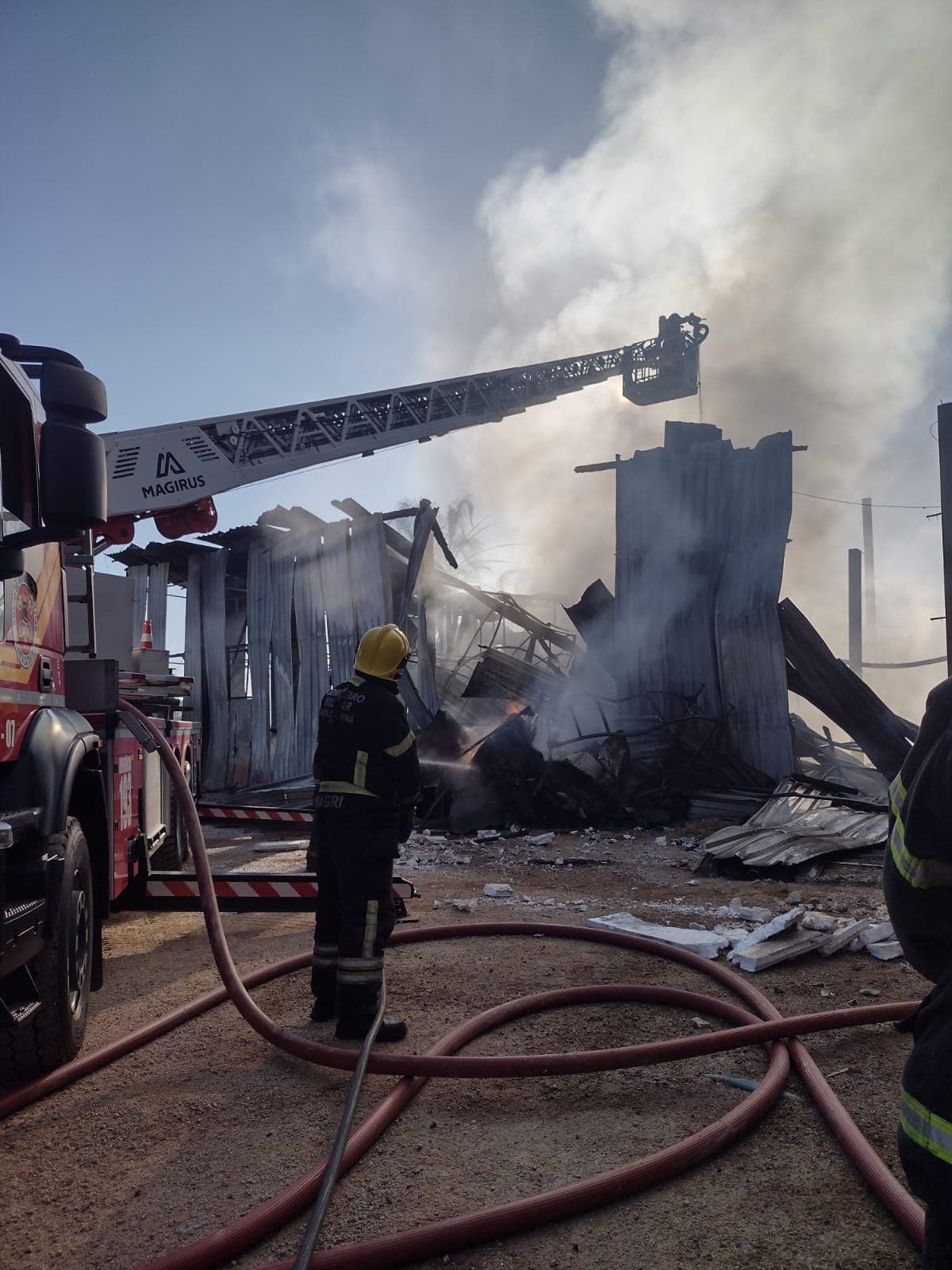 Incêndio atinge fábrica de isopor e leva seis horas para ser controlado