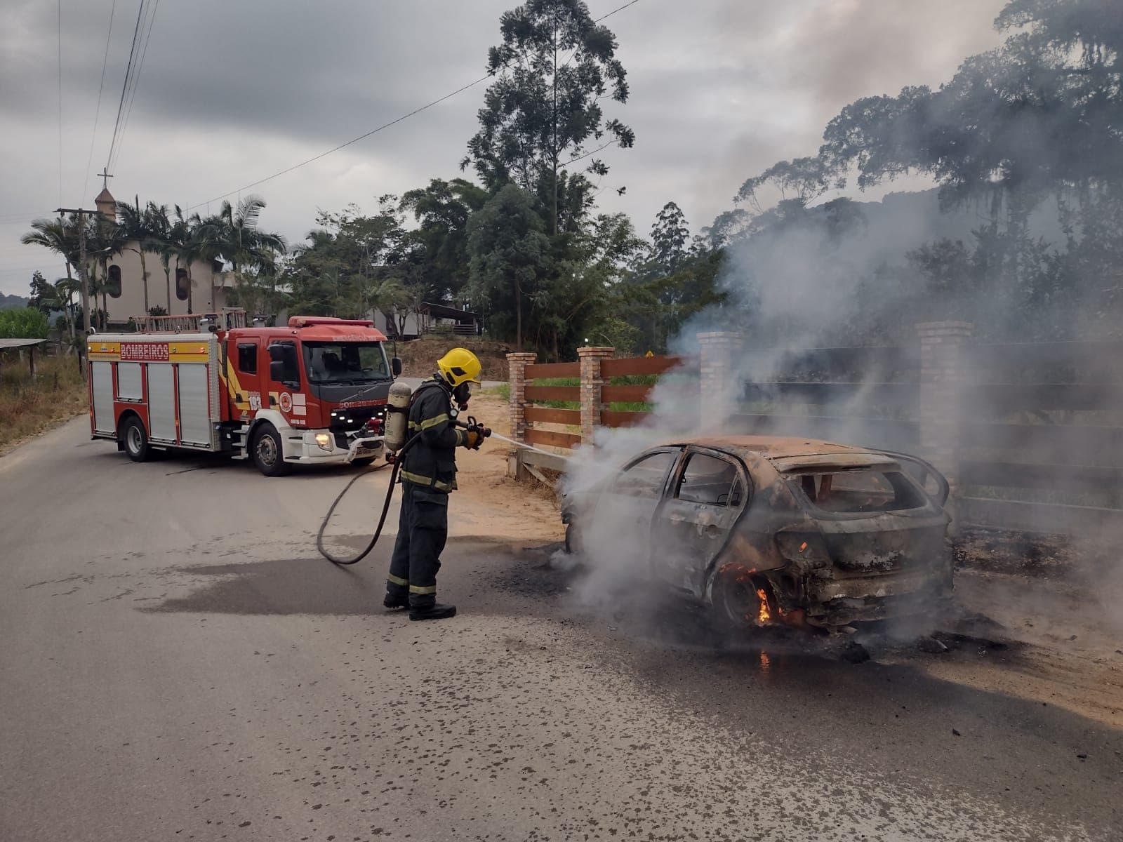 Carro é destruído por incêndio às margens de estrada