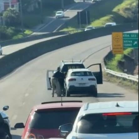 Motorista tem mal súbito e policiais evitam tragédia na BR-101