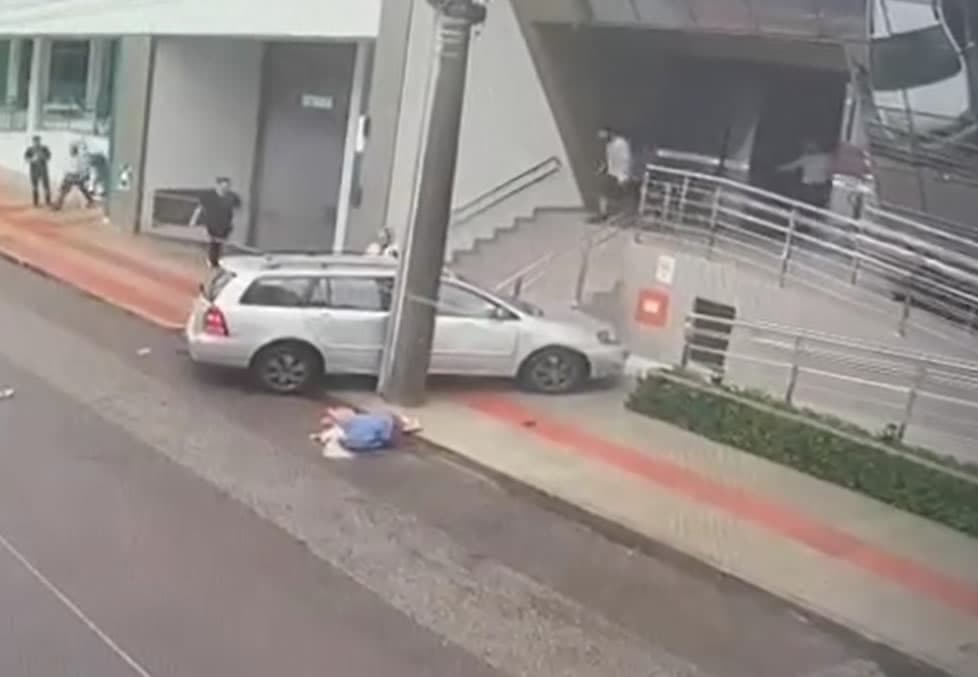 ▶️ Carro sobe na calçada e idosa cai de veículo em movimento