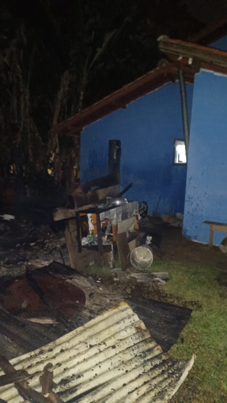 Incêndio destrói galpão nos fundos de residência durante a noite