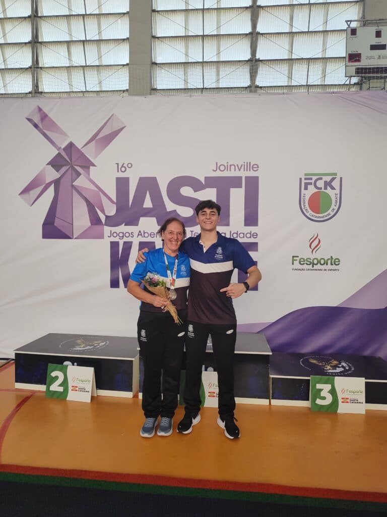 Tubarão volta dos Jasti com vice no karatê e bom desempenho em quadra
