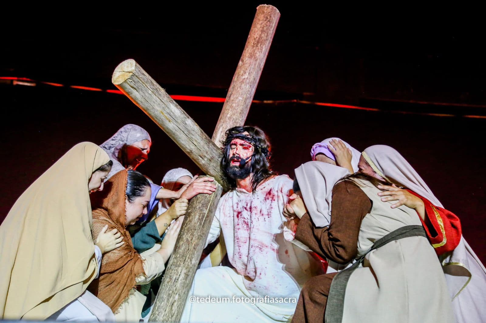 Caminhada penitencial na Sexta-feira Santa termina com encenação ao vivo