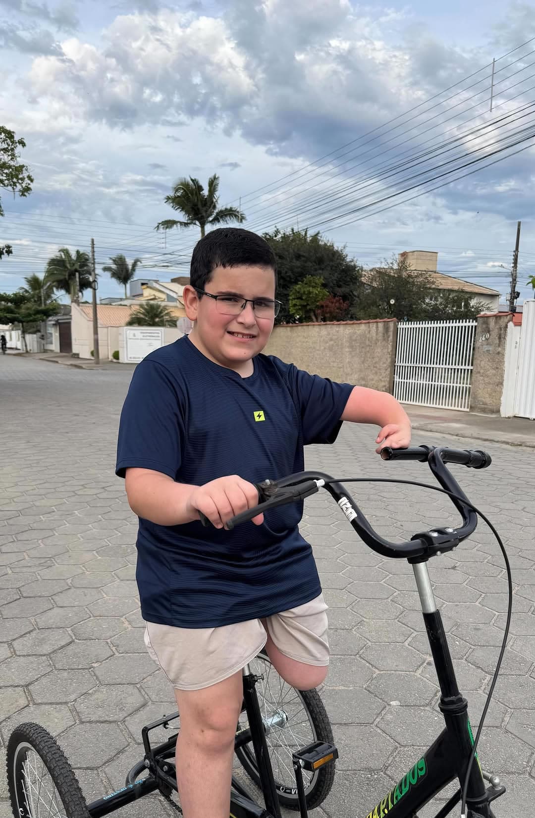 Sem resposta do SUS, família faz campanha para comprar prótese de R$ 50 mil para jovem