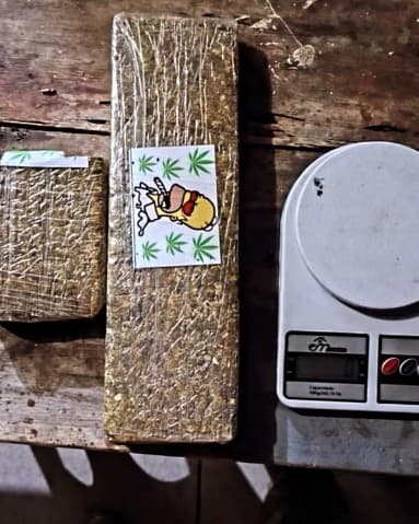 Violência doméstica termina com apreensão de drogas e suspeito foragido