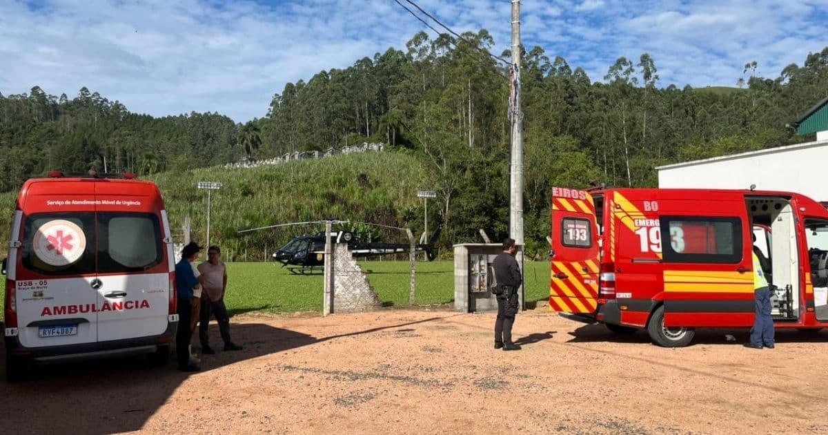 Motociclista morre após grave batida em trator