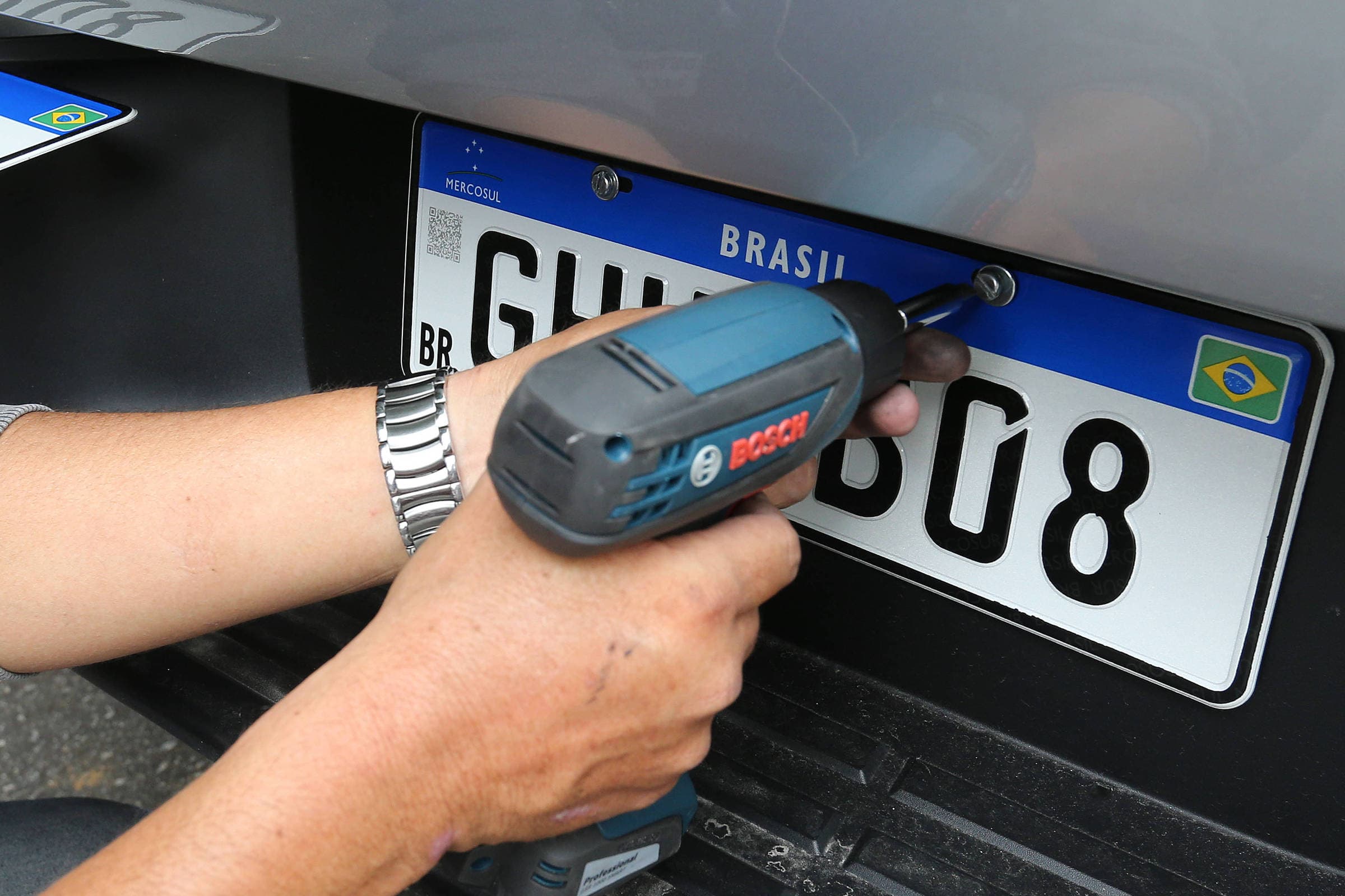Placa dos carros pode mudar de novo e voltar a mostrar cidade e estado