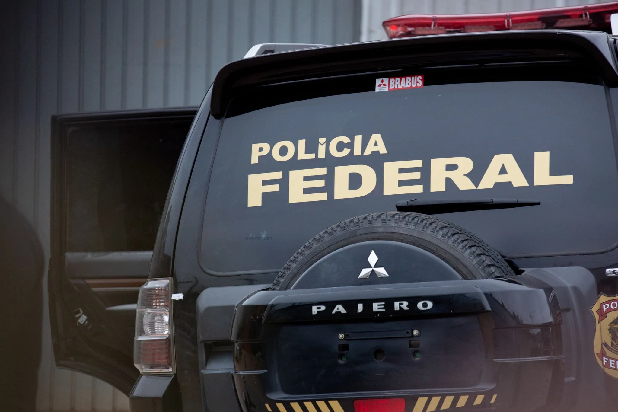 Polícia Federal cumpre mandado em Tubarão em operação contra leite em pó ilegal