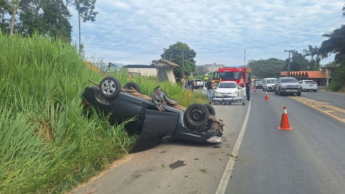 Jovem fica ferida após carro sair da pista e capotar na SC-370